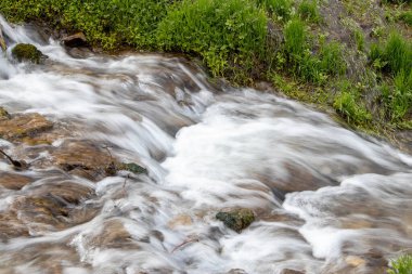 Millennial Soğuk Orman Deresi, Nehir hızlı akan akıntılar, uzun süre maruz kalma