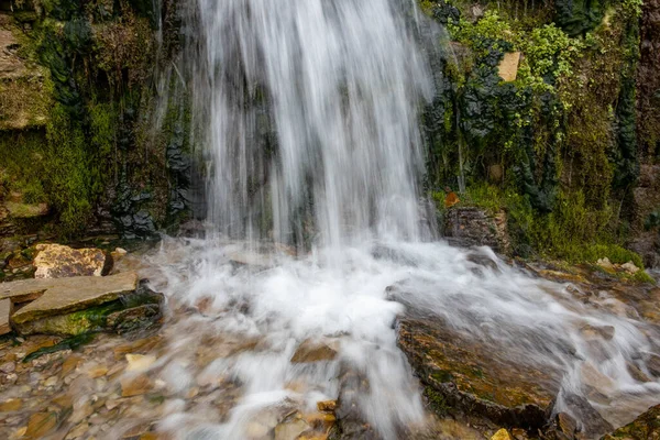 Миллениальный Ручей Холодного Леса Маленький Водопад Над Скалами Скользким Мхом — стоковое фото
