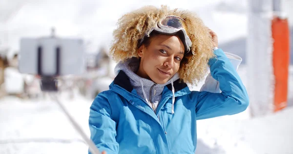 Lycklig kvinna poserar för vintern selfie — Stockfoto