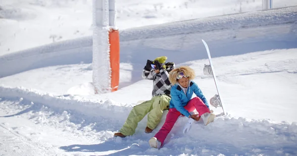 Paar macht sich bereit zum Snowboarden — Stockfoto