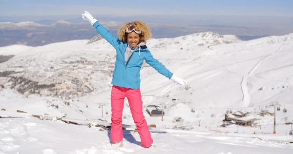 Kvinde i ski tøj vinke arme - Stock-foto