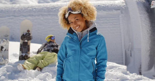 Skier standing near friend in snow — Stock fotografie