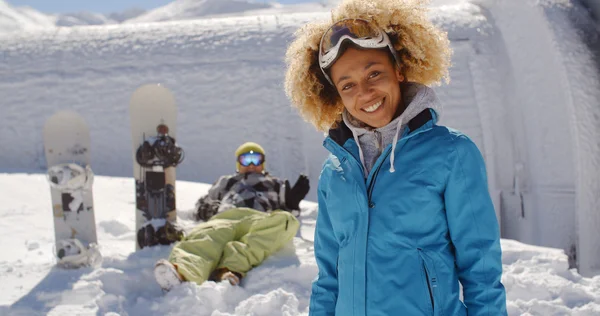 Skifahrer steht neben Freund im Schnee — Stockfoto