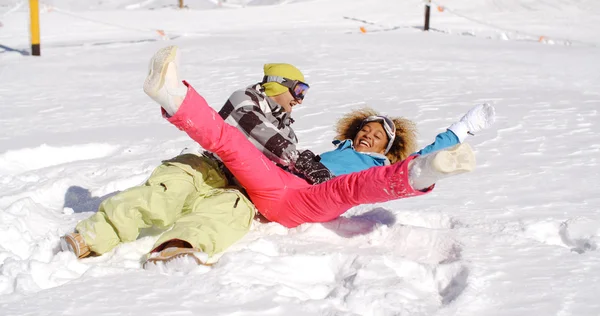 Couple se reposant sur la colline après le ski — Photo