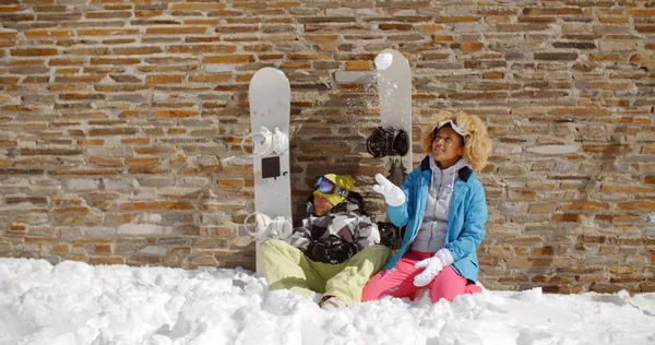 Snowboarder com amigo feliz na frente da parede — Fotografia de Stock