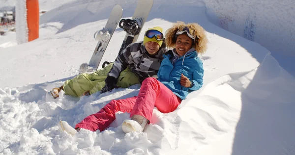 Paar rastet nach Skifahren auf Schanze aus — Stockfoto
