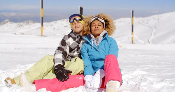 Casal descansando na colina depois de esquiar — Fotografia de Stock