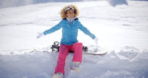 Jonge snowboarder zittend op sneeuw — Stockfoto