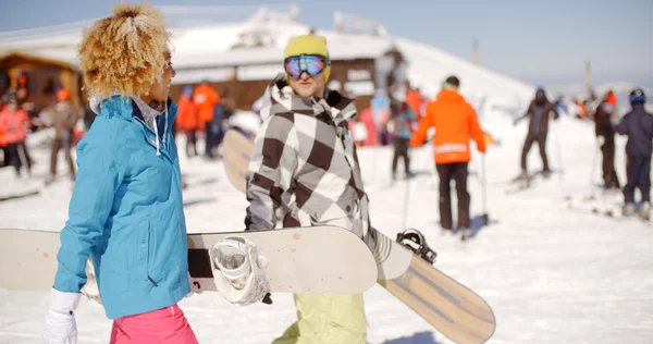 重い冬の雪で歩くカップル — ストック写真