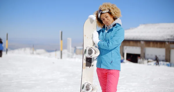 Jeune femme posant avec snowboard — Photo