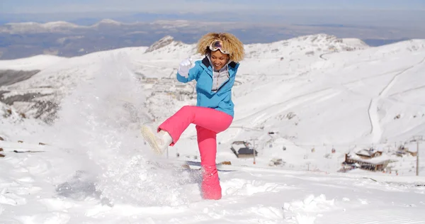 Mujer en esquí ropa patadas nieve —  Fotos de Stock