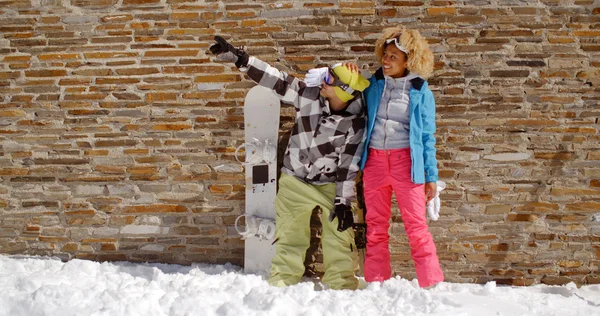 Snowboarder avec un ami heureux devant le mur — Photo