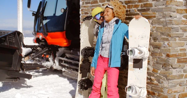 Snowboarder com amigo feliz na frente da parede — Fotografia de Stock