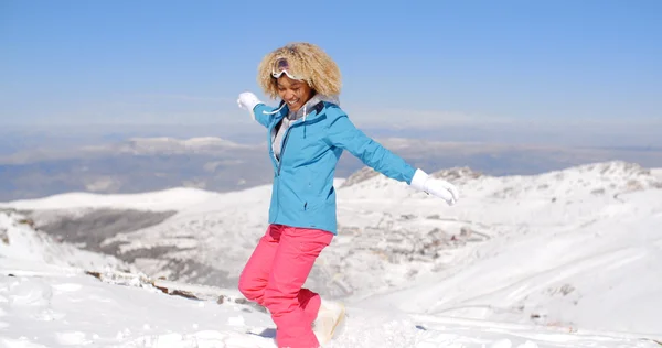 Женщина в лыжной одежде машет руками — стоковое фото