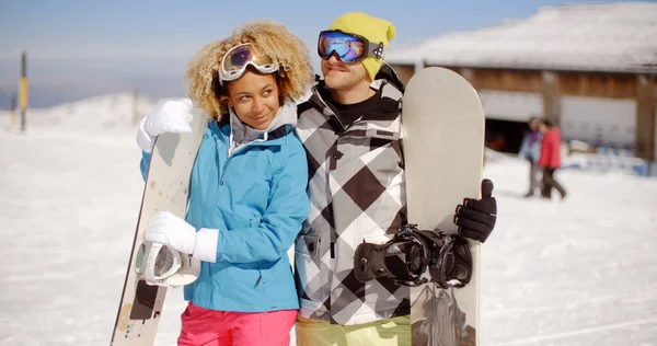 Jovem casal posando com snowboards — Fotografia de Stock