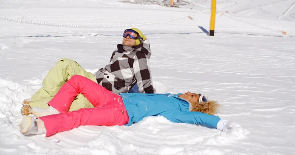 Par vilandes på backen efter skidåkningen — Stockfoto