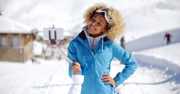 Gelukkige vrouw poseren voor winter selfie — Stockfoto