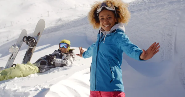 Vrouwelijke skiër naast man in sneeuw — Stockfoto