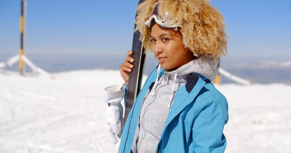 Belle femme tenant des skis — Photo