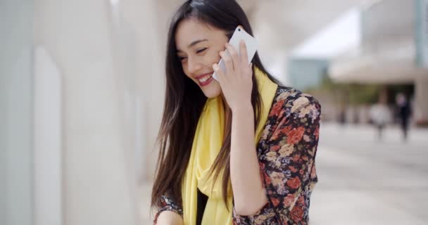 Mujer sonriente usando teléfono móvil — Vídeos de Stock