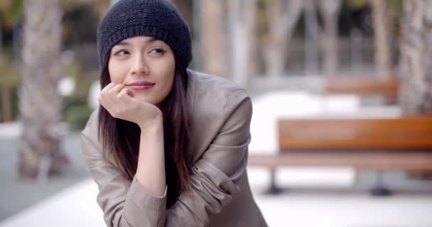 Femme souriante en bonnet tricoté — Video