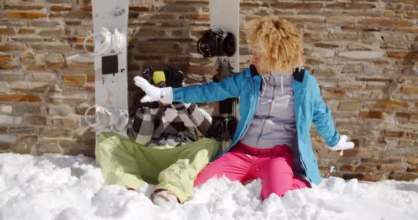 Esquiador feminino ao lado do homem na neve — Vídeo de Stock