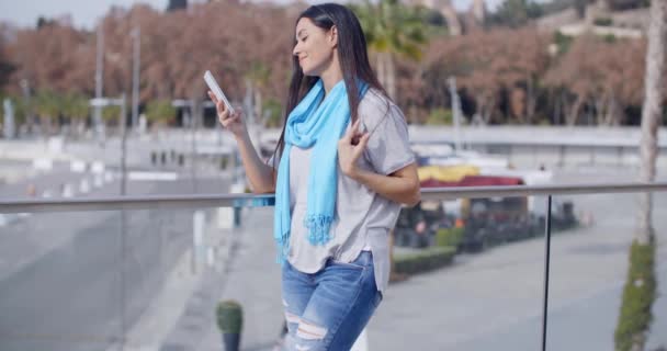Frau benutzte Handy — Stockvideo