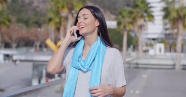 Femme bavarder sur téléphone mobile — Video