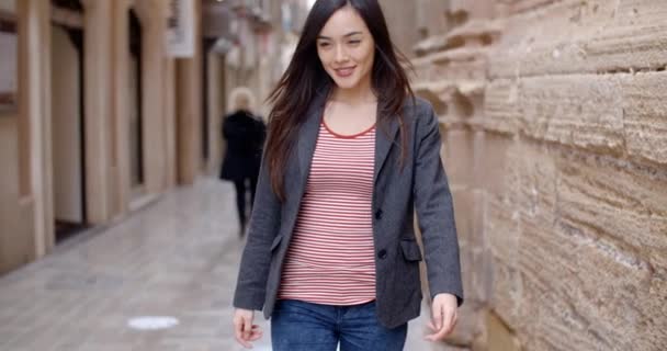 Mujer caminando por el callejón en la ciudad — Vídeos de Stock