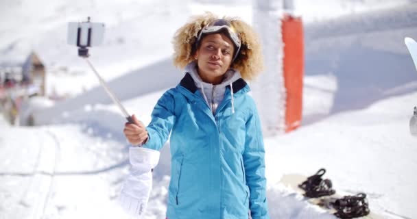 Femme heureuse posant pour selfie d'hiver — Video