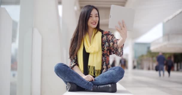 Mujer agitando la mano en la tableta ordenador — Vídeos de Stock