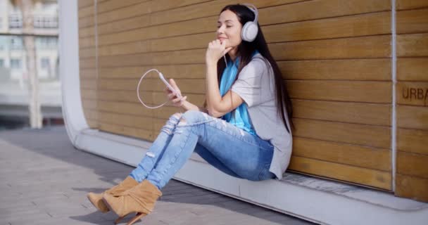 Femme appréciant la musique sur écouteurs stéréo — Video