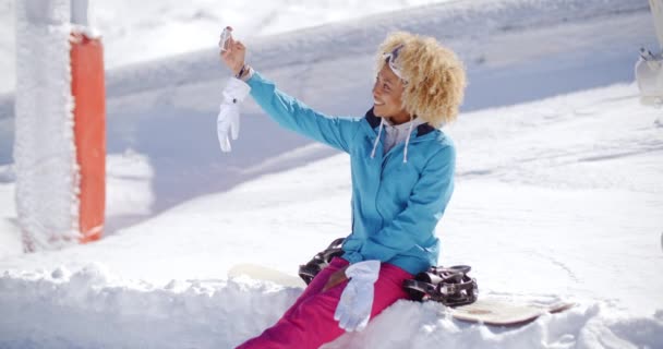 Šťastná žena pózuje pro zimní selfie — Stock video