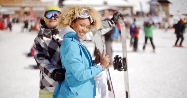 Hombre coqueteando con mujer sosteniendo snowboard — Vídeos de Stock