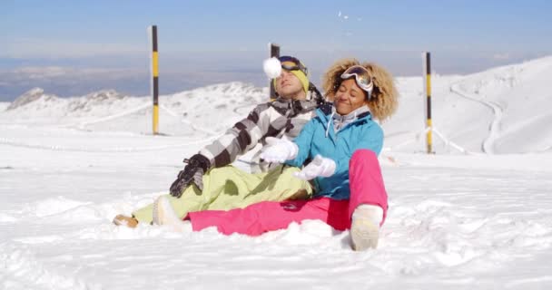 Couple se reposant sur la colline après le ski — Video