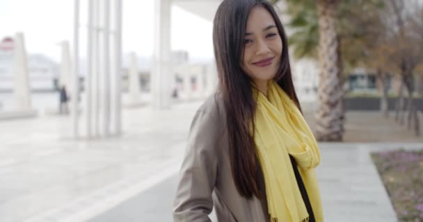 Mujer disfrutando caminar en la ciudad — Vídeos de Stock