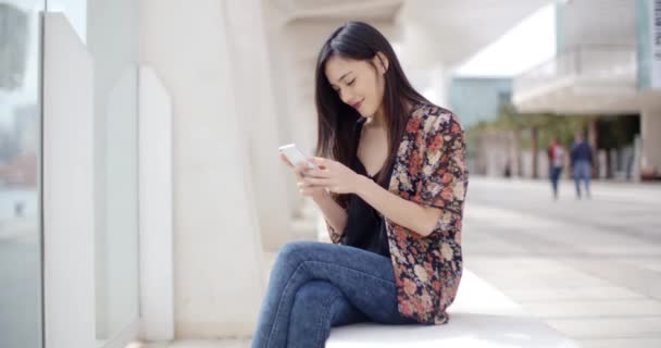 Mulher sentada no banco de leitura mensagem — Vídeo de Stock