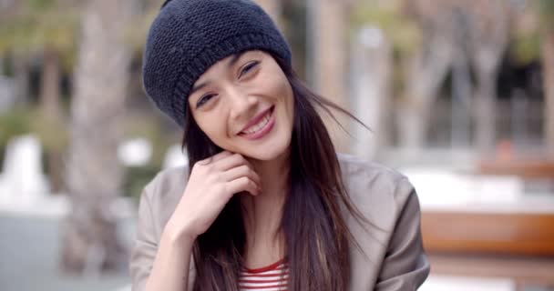 Femme souriante en bonnet tricoté — Video