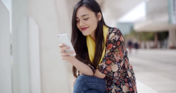 Woman sitting on bench reading message — 비디오