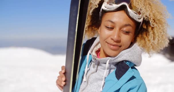 Belle femme tenant des skis — Video