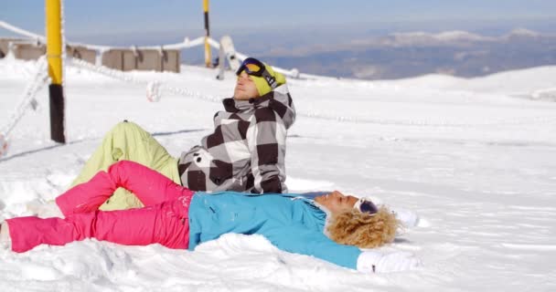 Paar rustend op de heuvel na het skiën — Stockvideo