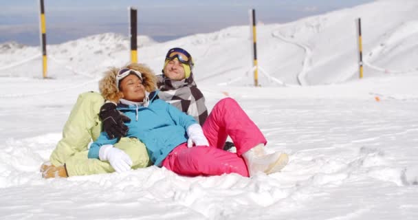 Paar rustend op de heuvel na het skiën — Stockvideo