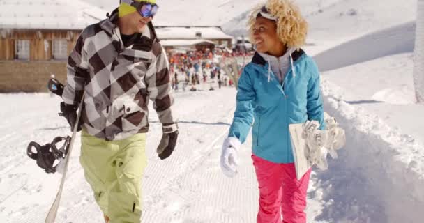 重い冬の雪で歩くカップル — ストック動画