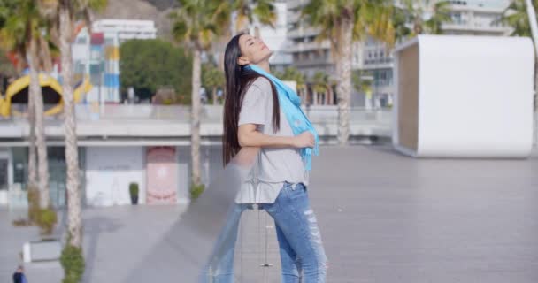 Frau trägt Jeans und blauen Schal — Stockvideo