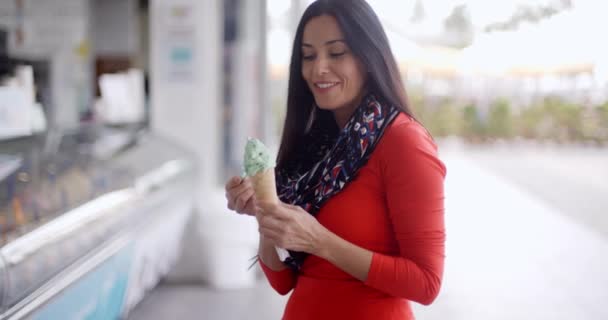 Женщина ест рожок мороженого — стоковое видео