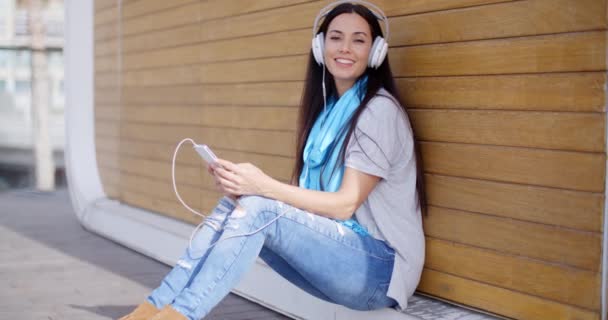 Vrouw genieten van muziek op de stereo hoofdtelefoon — Stockvideo