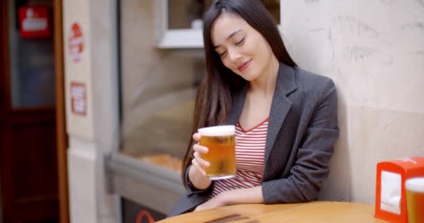 Mujer disfrutando de cerveza — Vídeo de stock