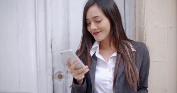 Woman sending text message — Stock Video