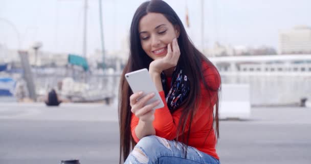 Femme assise sur un banc avec téléphone portable — Video