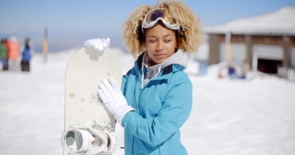 Junge Frau posiert mit Snowboard — Stockvideo